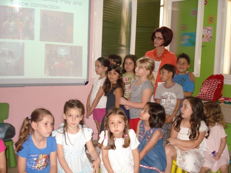 Play 'n' Learn during a Skype meeting with their friends in Ukraine | Συνομιλία των παιδιών με τους φίλους τους στην Ουκρανία!